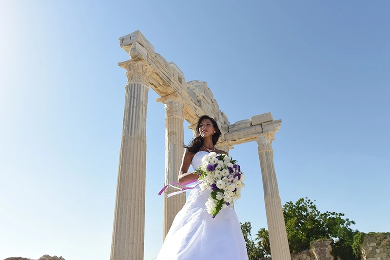 Capturing the essence of history in your wedding photos