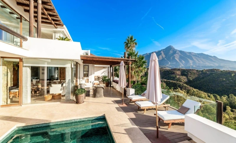 Benefits of owning a villa with a pool in Spain